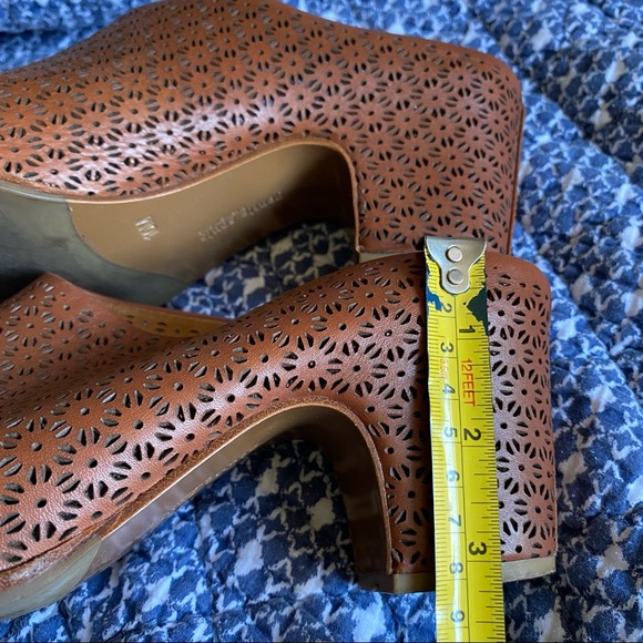 Gentle Souls by Kenneth Cole Post Laser-Cut Leather Mules Saddle - Picture 12 of 15